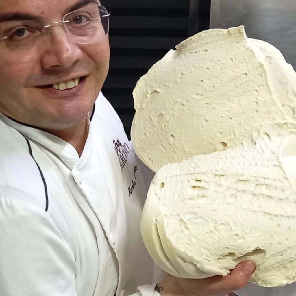 Nicola Obliato con impasto artigianale a lievitazione naturale in laboratorio