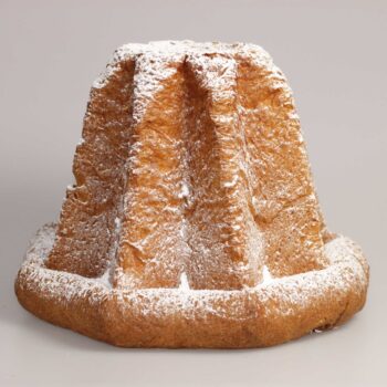 Pandoro artigianale a lievitazione naturale con zucchero a velo, impasto soffice e arioso