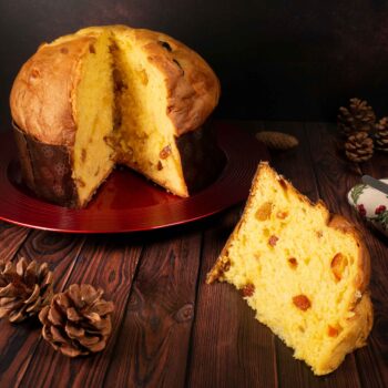 Panettone artigianale tradizionale con uvetta e agrumi canditi, lievitato naturalmente con lievito madre