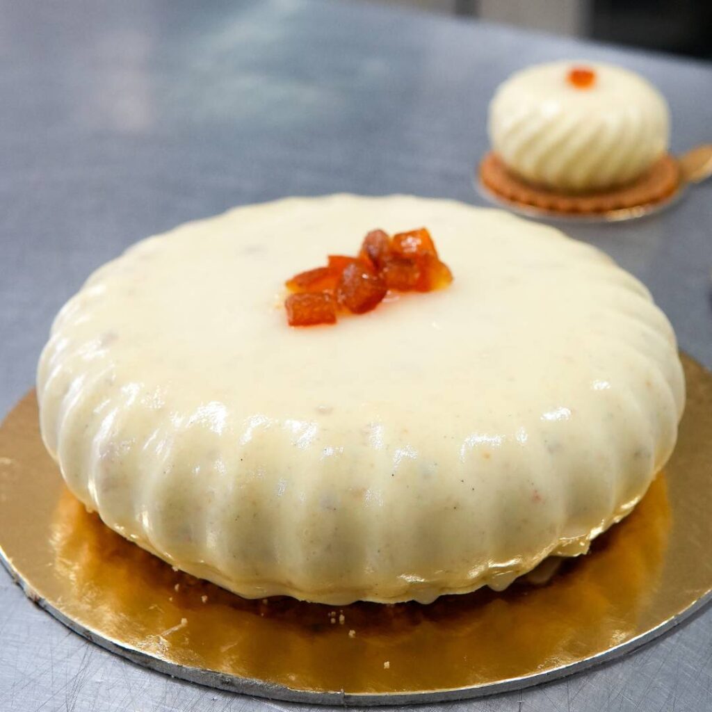 Pastiera semifreddo artigianale con glassa al cioccolato bianco